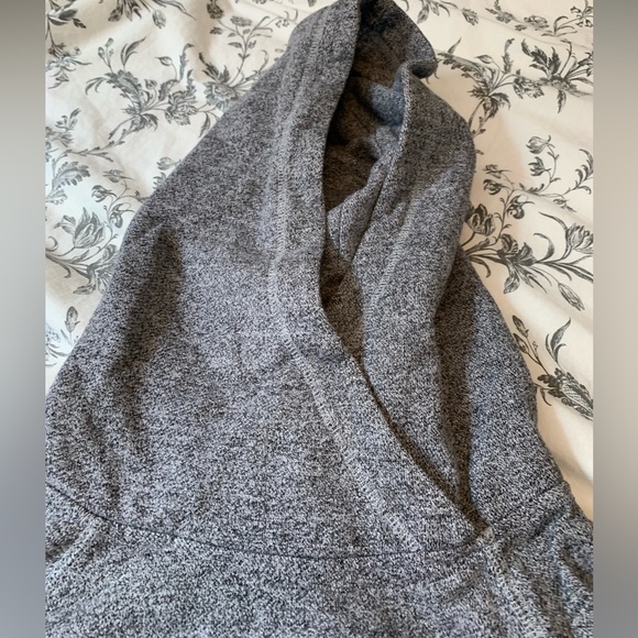 Roots hoodie size Medium - Picture 2 of 3